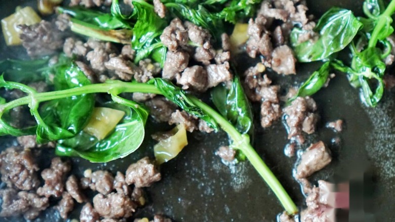 春食青豆最嫩时,肋眼牛排搭罗勒,8、将肉炒至8成熟。