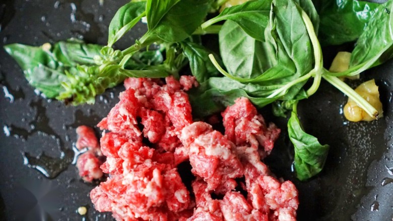 春食青豆最嫩时,肋眼牛排搭罗勒,7、加入牛排肉丁,继续翻炒。