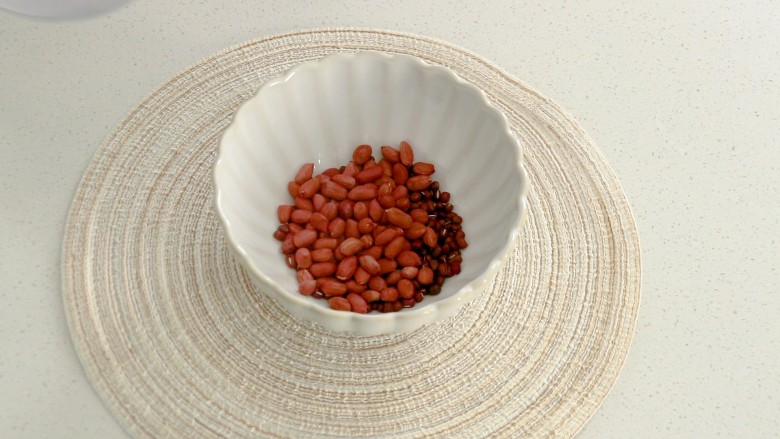 花生红枣汤,先准备30g<a style='color:red;display:inline-block;' href='/shicai/ 3607'>红豆</a>和50g<a style='color:red;display:inline-block;' href='/shicai/ 26437'>红皮花生</a>