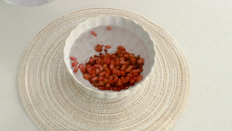 花生红枣汤,用清水浸泡2-3个小时