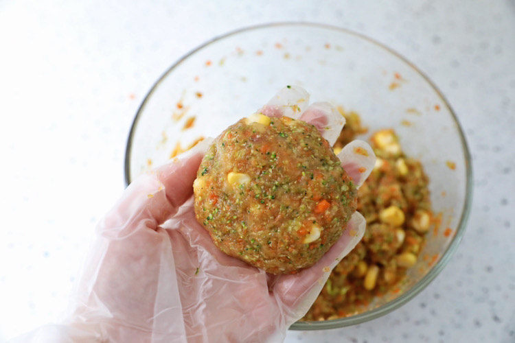 蔬菜鸡肉饼,将肉泥分成6份,再揉圆按成饼状