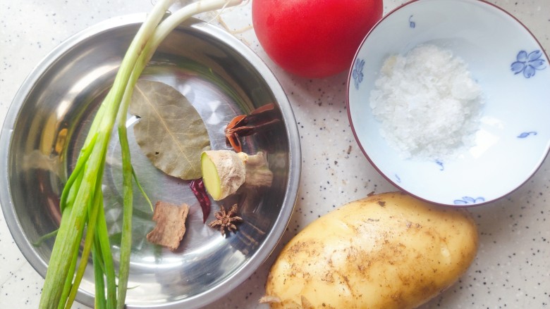 西红柿土豆炖牛肉,准备好其他食材