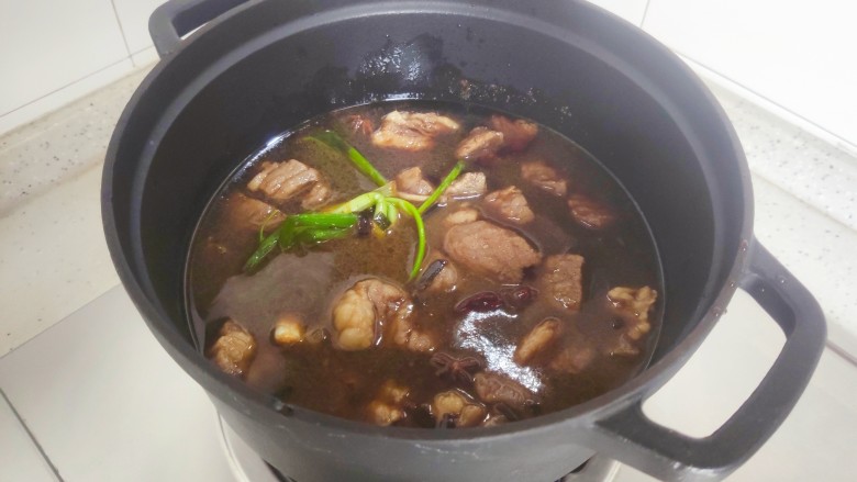 西红柿土豆炖牛肉,搁置炉火上，大火开煮