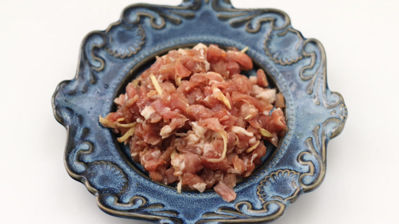 胡萝卜肉末粥,所有食材调料混合搅拌均匀腌制20分钟。