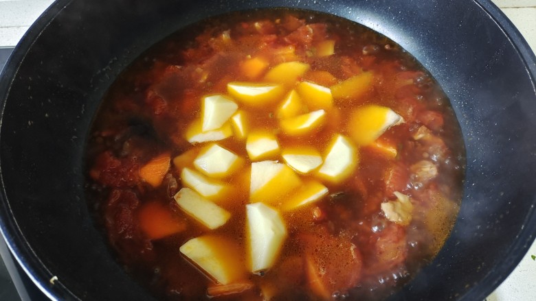 西红柿土豆炖牛肉,在电压力锅中压好,倒入锅中,加入适量盐调味,加入土豆胡萝卜块炖15分钟即可