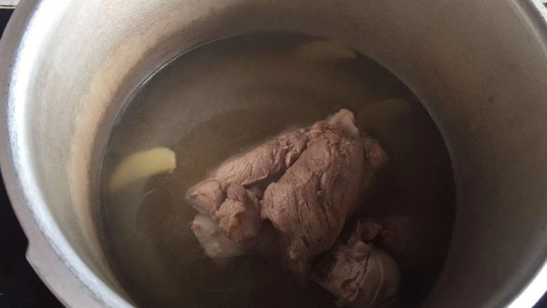 筒骨莲藕汤,高压锅煮好了,放好气后打开,汤洗净浓了