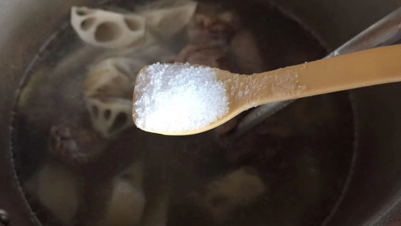筒骨莲藕汤,加适量盐,盖上盖,继续煮,大气冒一两分钟就可以了