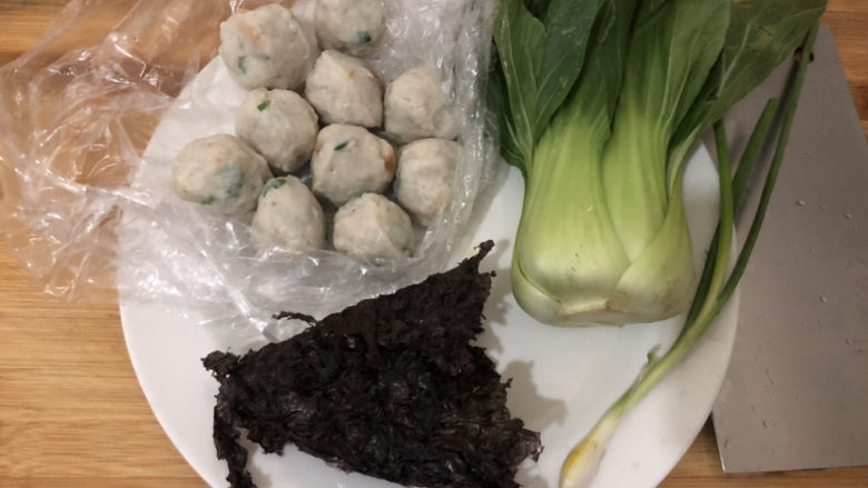 青菜鱼丸汤,准备所需食材