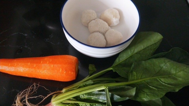 青菜鱼丸汤,主要食材鱼丸,<a style='color:red;display:inline-block;' href='/shicai/ 117'>菠菜</a>,胡萝卜。