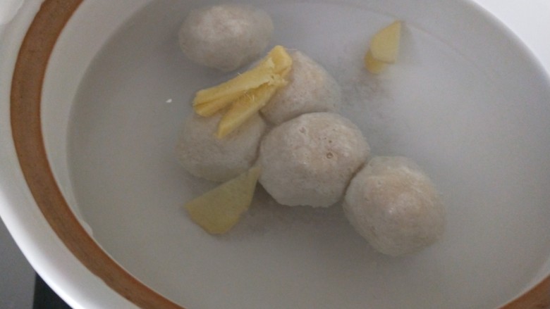 青菜鱼丸汤,大火烧开,放姜片。