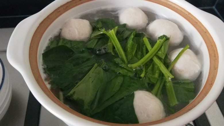 青菜鱼丸汤,煮开关火。