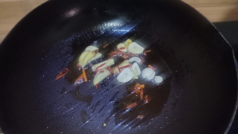 豆角牛柳,放入干辣椒,生姜蒜