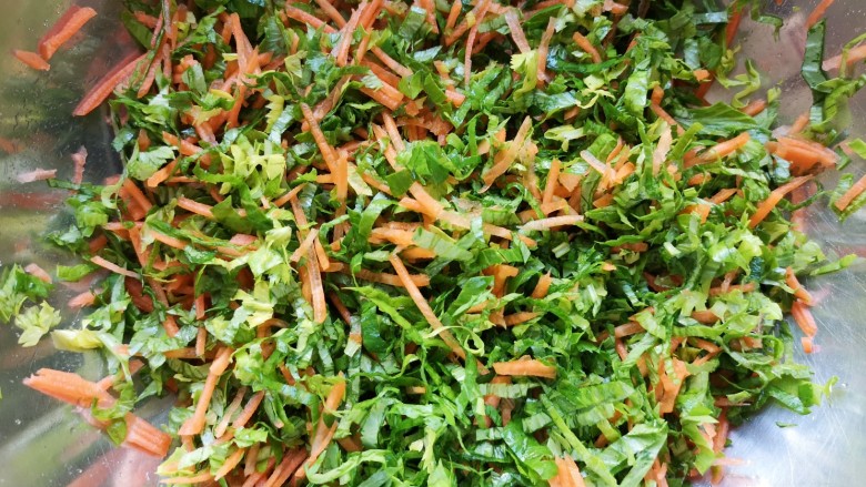 菜团子,将胡萝卜丝和芹菜碎一起放入盆里,搅拌均匀。
