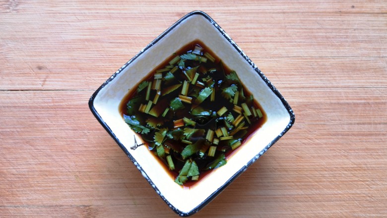 菜团子,加入1勺清香米醋搅拌均匀,蘸汁完成。