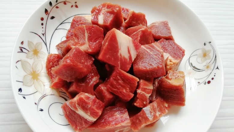 西红柿土豆炖牛肉,把<a style='color:red;display:inline-block;' href='/shicai/ 987'>牛上脑</a>清洗干净,切成小一点的块。