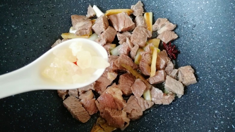 西红柿土豆炖牛肉,加入<a style='color:red;display:inline-block;' href='/shicai/ 130180'>黄冰糖</a>,翻炒至冰糖融化。