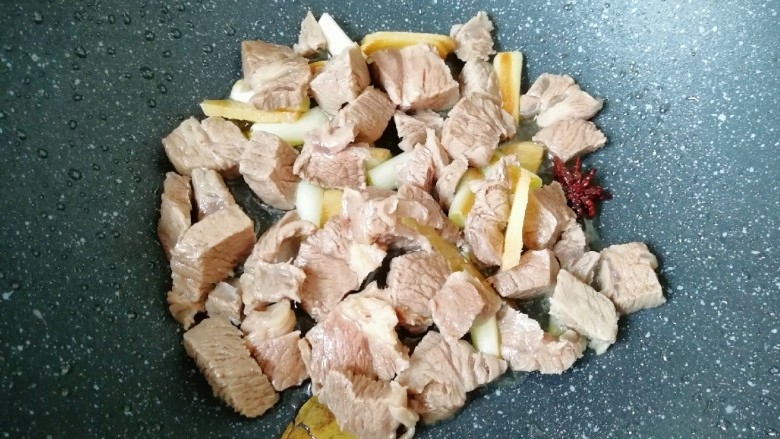 西红柿土豆炖牛肉,下入牛上脑肉翻炒均匀。