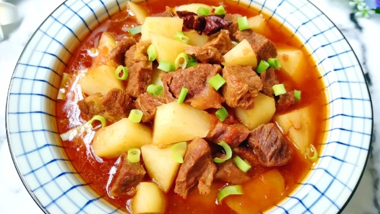西红柿土豆炖牛肉,牛肉酥烂,土豆绵软,老少皆宜食用。