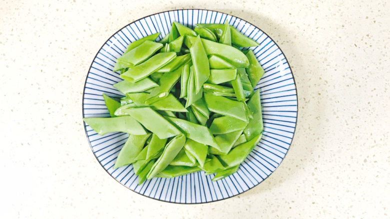 豆角牛柳,全部切好,装入盘中