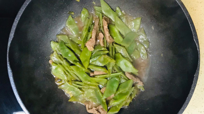 豆角牛柳,收一下汤汁,就可以关火起锅了