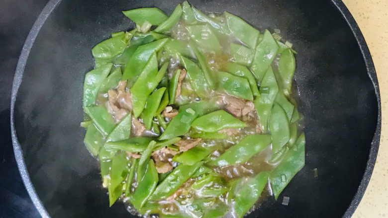 豆角牛柳,大约炖半个小时,一直炖煮至豆角和牛柳熟为止