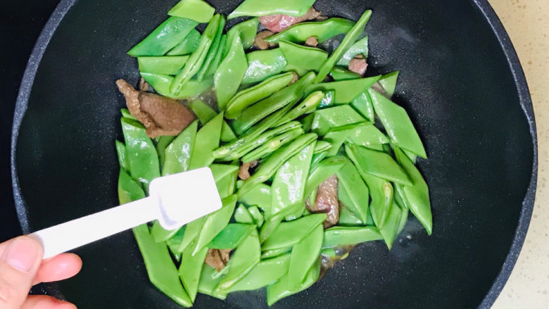 豆角牛柳,撒入适量盐调味,盐不要加太多,以防太咸