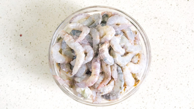 芦笋虾球,去皮,先来腌制入味