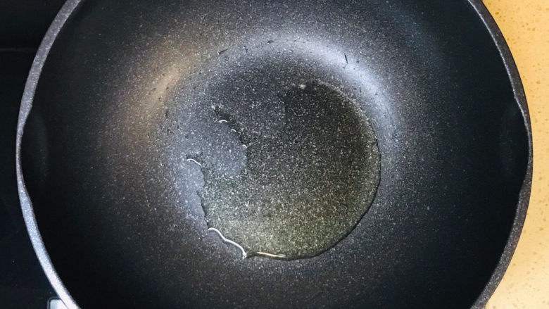 芦笋虾球,起油锅,加油烧热