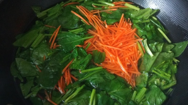 菜团子,下锅焯水,滴点食用油,保持颜色