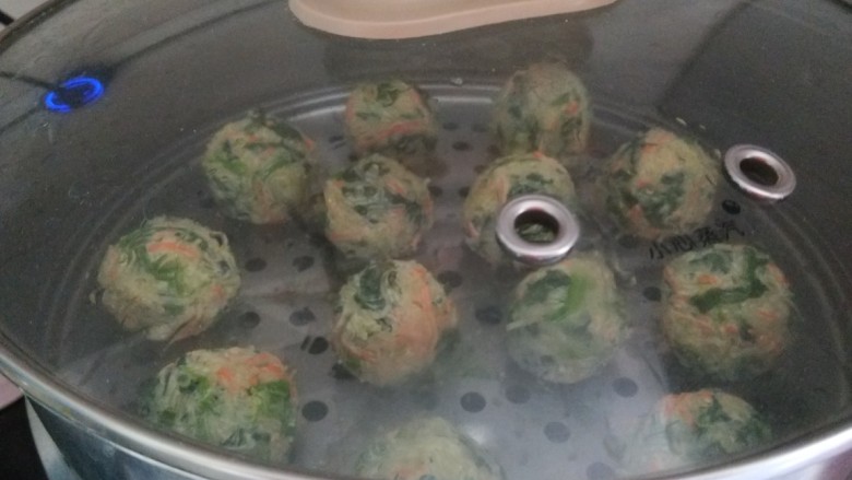 菜团子,盖上盖子蒸(凉水蒸)