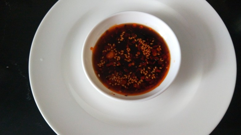 菜团子,这时我们可以准备蘸料一小碟,辣椒油,香醋,味极鲜,香油少许。