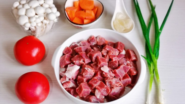 西红柿土豆炖牛肉,准备食材,牛肉泡冷水,将血水泡出,<a style='color:red;display:inline-block;' href='/shicai/ 25'>胡萝卜</a>去皮切菱形块。