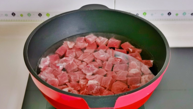 西红柿土豆炖牛肉,牛肉焯水,冷水下锅烧开,撇出血沫煮2分钟捞出。