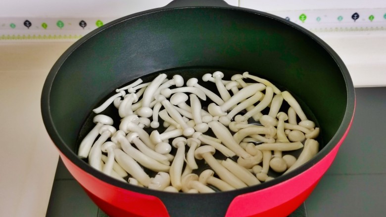 西红柿土豆炖牛肉,<a style='color:red;display:inline-block;' href='/shicai/ 268'>白玉菇</a>去根洗净焯水:冷水下锅烧开捞出。