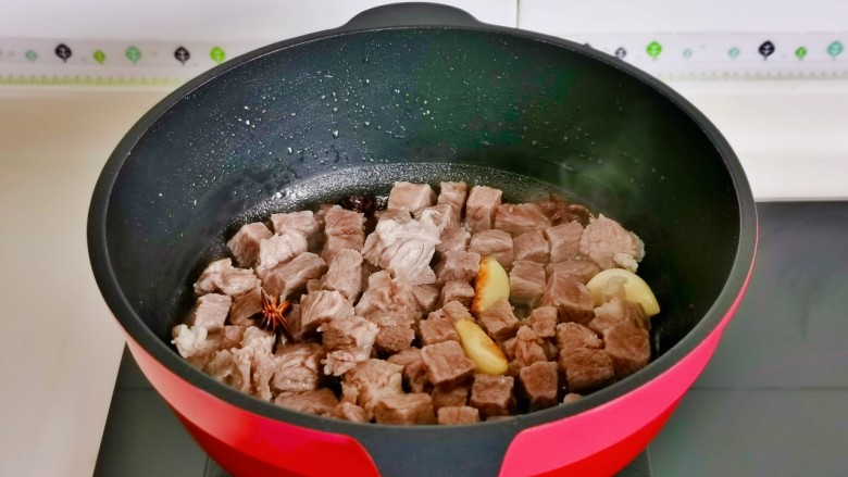 西红柿土豆炖牛肉,起油锅加入香叶,八角,蒜,葱段煸炒出香味儿,再加入焯水的牛肉翻炒。