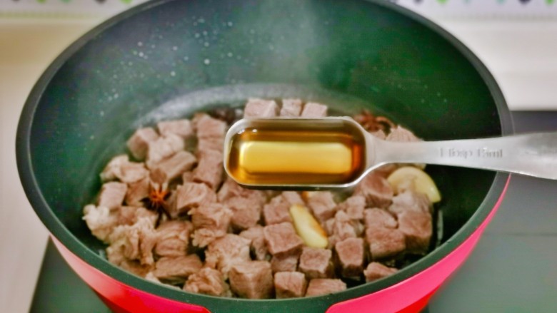 西红柿土豆炖牛肉,加入<a style='color:red;display:inline-block;' href='/shicai/ 718'>料酒</a>，可以适当多一点。