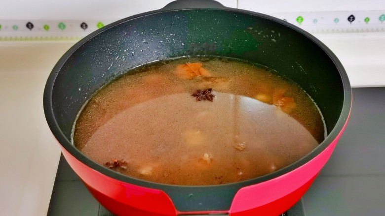 西红柿土豆炖牛肉,加入纯净水,水量一次加够。