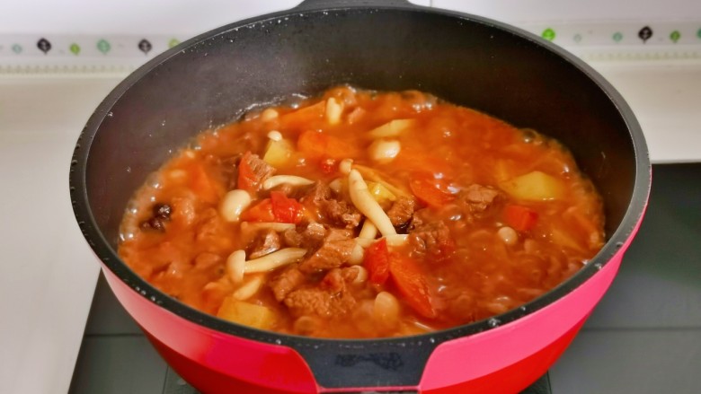 西红柿土豆炖牛肉,按个人口味加入盐调味,大火收汁至浓稠即可关火。