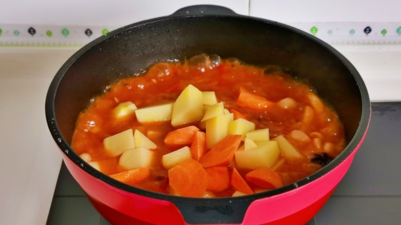 西红柿土豆炖牛肉,加入切好的土豆,胡萝卜再炖10分钟。