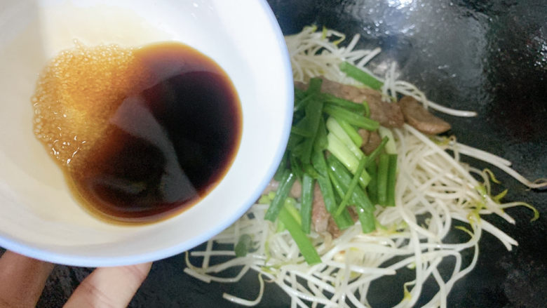 葱爆猪肝,然后加入到锅中,旺火快炒15~30s后出锅