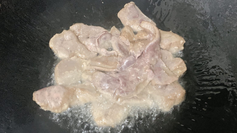 葱爆猪肝,加入到油锅中,滑炒至表面一定型就捞出,油温控制在5~6成热即可