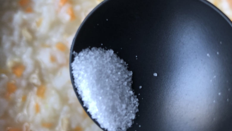 胡萝卜肉末粥,加少许盐再煮片刻即可。
