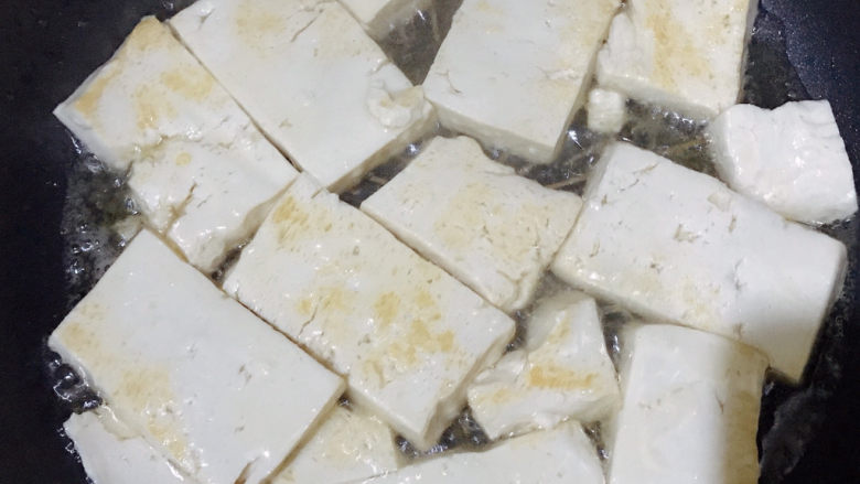 干煸豆腐,中火慢煎1~2分钟,然后翻面