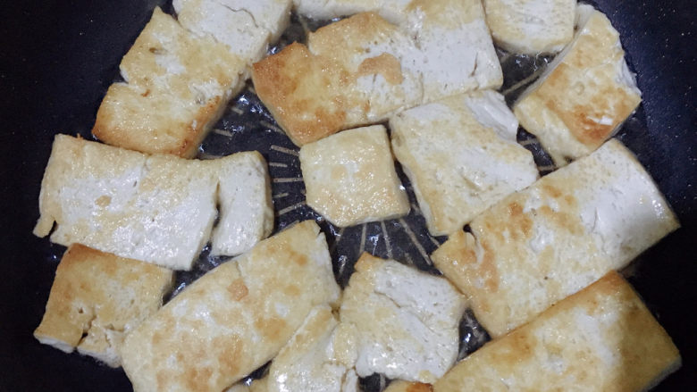 干煸豆腐,需要不时翻一下,煎至两面金黄