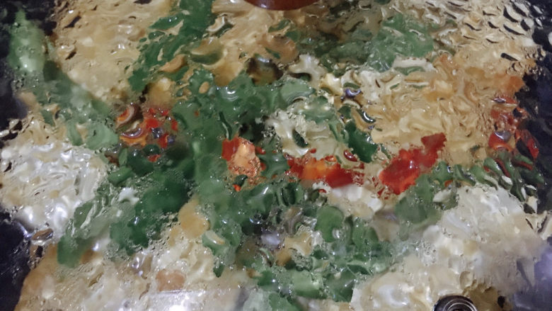 干煸豆腐,盖上锅盖,大火收汁