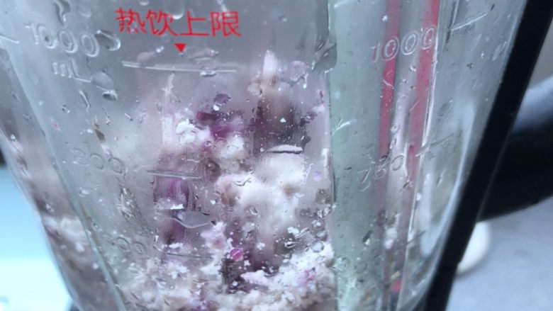 紫薯芋泥酱,放入搅拌机,倒入<a style='color:red;display:inline-block;' href='/shicai/ 219'>牛奶</a>。