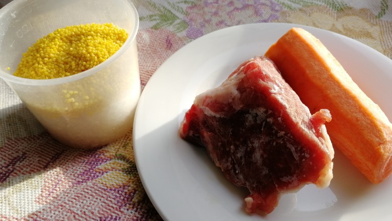 胡萝卜肉末粥,主料：<a style='color:red;display:inline-block;' href='/shicai/ 25'>胡萝卜</a>半个、<a style='color:red;display:inline-block;' href='/shicai/ 216'>牛肉</a>、<a style='color:red;display:inline-block;' href='/shicai/ 492'>大米</a>、<a style='color:red;display:inline-block;' href='/shicai/ 493'>小米</a>。