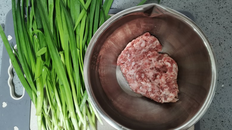 韭菜肉锅贴,准备食材