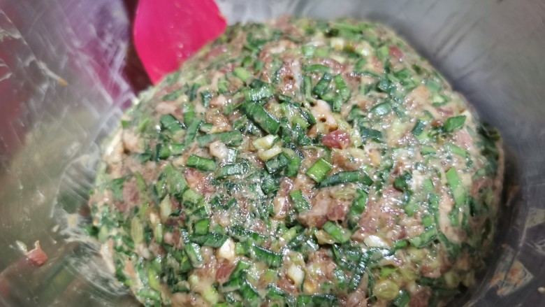 韭菜肉锅贴,搅拌均匀,韭菜猪肉馅就做好了