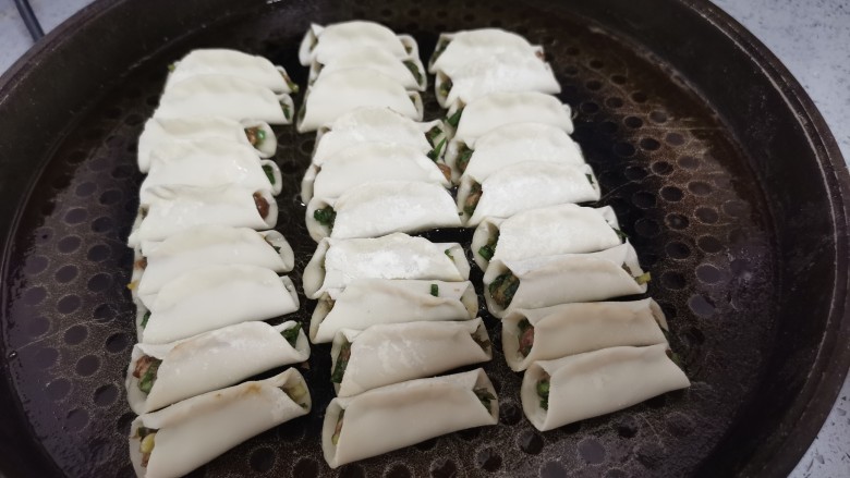 韭菜肉锅贴,放入锅贴,煎2分钟